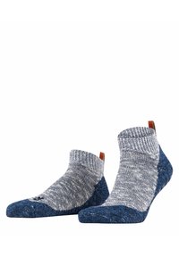 Calcetines de altura de tobillo hechos de material de punto gris y azul con puños acanalados. Presenta un acento marrón en el talón y una suela texturizada.