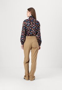 HUGO HULANA - Chinos tipa bikses - open brown
