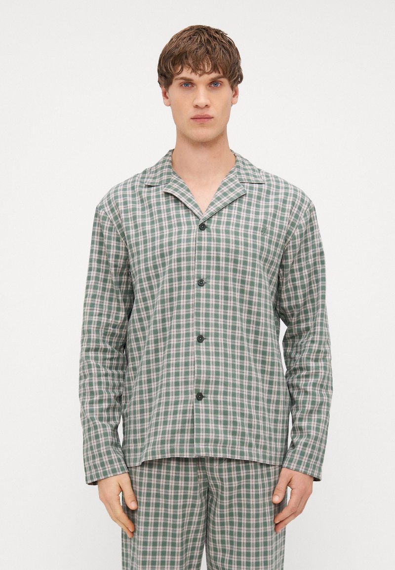 Conjunto de pijama a cuadros verdes y grises que incluye una camisa abotonada con cuello de solapa y pantalones a juego con cintura elástica.