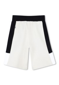Shorts pour homme en tissu gris clair avec des panneaux latéraux noirs et des accents blancs. Dotés d'une taille élastique pour plus de confort. Texture lisse.