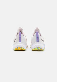 Nike Performance RENEW IN SEASON TR 12 - Sapatilha de treino - football grey/ghost green/light thistle/pinksicle