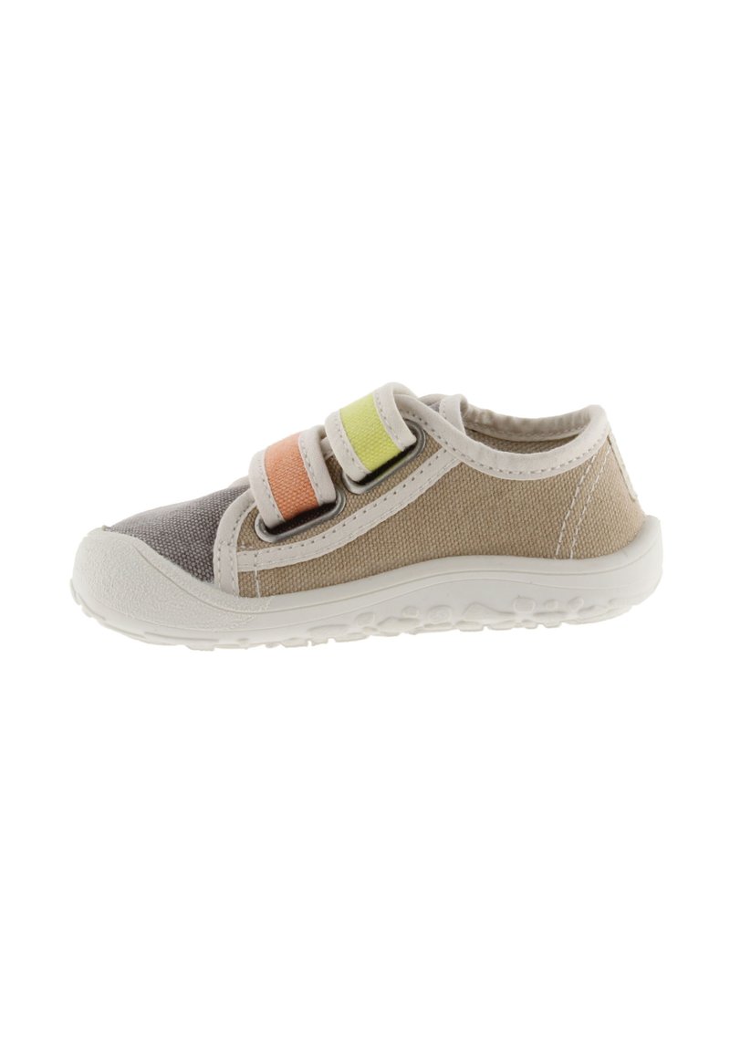 Zapatillas para niños en lona beige y gris con suelas de goma blanca. Presentan dos correas ajustables en naranja y verde. Diseño de punta redondeada.