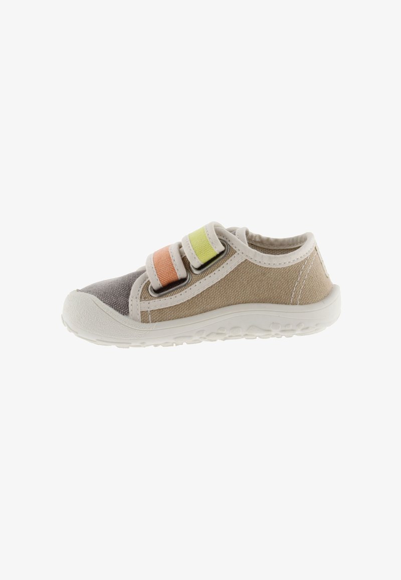 Zapatillas para niños en lona beige y gris con suelas de goma blanca. Presentan dos correas ajustables en naranja y verde. Diseño de punta redondeada.