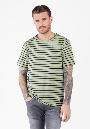 T-shirt vert à rayures avec des lignes horizontales bleu marine, col rond, manches courtes et coupe décontractée. Présente une petite étiquette de marque sur l'ourlet.