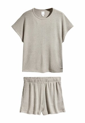 Beige gebreid topje met korte mouwen en ronde halslijn en bijpassende gebreide short met elastische taille, plat op een witte achtergrond gelegd.