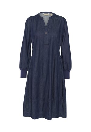 Robe en denim bleu foncé avec un col à patte de boutonnage et un bouton unique. Elle présente des manches longues avec des poignets à côtes et une jupe froncée.