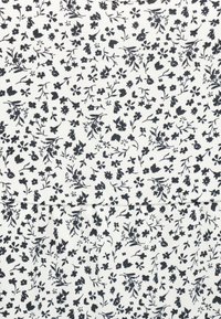 Λευκό ύφασμα με πυκνό μοτίβο από μικρά μαύρα λουλούδια και φύλλα, διάσπαρτα ομοιόμορφα σε όλη την επιφάνεια.