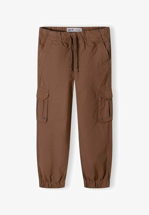 Pantalons cargo marron avec une taille élastique et un cordon de serrage. Comprend des poches latérales avec rabats, des poignets élastiques et un design à jambes droites.