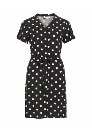 Juoda trumpomis rankovėmis susegama su sagutėmis suknelė su baltais taškeliais ir derančiu medžiaginiu diržu, rištu juosmens srityje.