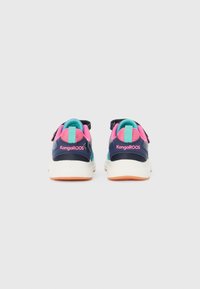 Blaue und rosa Sportsneaker mit einem Obermaterial aus Mesh, gepolstertem Kragen und kontrastierender Außensohle. Mit KangaROOS-Logo an der Ferse.