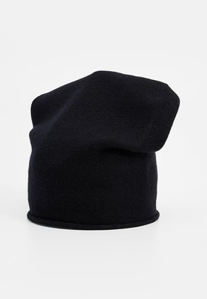 Schwarze, gestrickte Mütze mit lockerem Sitz. Weiche Textur, abgerundete Krone und umgeschlagener Saum. Schlichtes Design ohne Verzierungen.