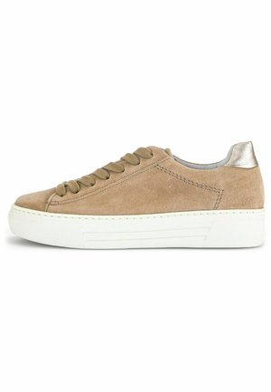 Sneaker in suede beige con punta rotonda, suola piatta bianca e lacci tono su tono. Presenta un accentuazione metallica sul tallone e cuciture sui lati.