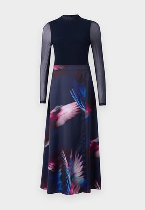 Rochie cu mânecă lungă, având un corp ajustat de culoare bleumarin și o fustă fluidă împodobită cu un imprimeu vibrant de pene în nuanțe de roz, albastru și violet.