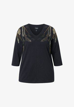Černý top s výstřihem do V a tříčtvrtečními rukávy. Obsahuje dekorativní listové vzory zlatými a stříbrnými korálky na ramenou. Měkká struktura látky.