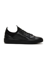 Sneaker nere in pelle con superficie texture, punta rotonda, chiusura con lacci e colletto imbottito, caratterizzate da una suola in gomma liscia a contrasto.