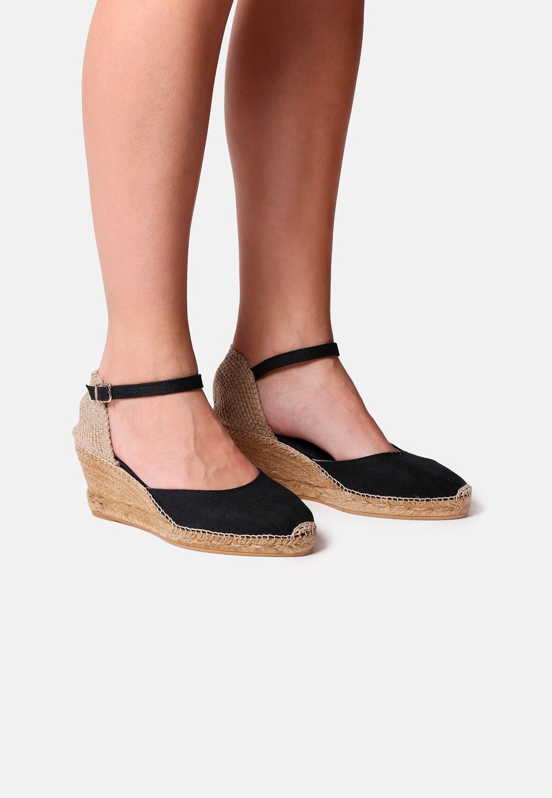 Černé plátěné espadrilky s vázaným juty podešví, se zádovým popruhem a texturovaným tkaným podpatkem, se hladkým designem špičky.