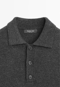 Tmavě šedé pletené polo s žebrovaným límcem, třemi černými knoflíky a jemnou texturou. Štítek uvádí "Massimo Dutti", vyrobeno v Číně.