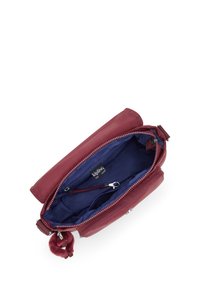 Borsa a tracolla bordeaux con zip aperta che rivela un interno blu scuro, moschettone per le chiavi e un charm in peluche attaccato.