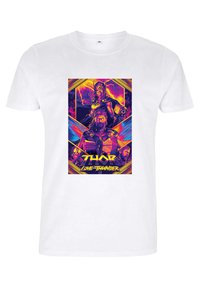 Bílý bavlněný tričko s živou, barevnou grafikou zobrazující postavy z "Thor: Láska a hrom" v rámovaném designu.