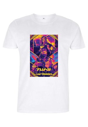 Weißes Baumwoll-T-Shirt mit einem lebendigen, mehrfarbigen Grafikdesign, das Figuren aus "Thor: Love and Thunder" in einem gerahmten Design zeigt.