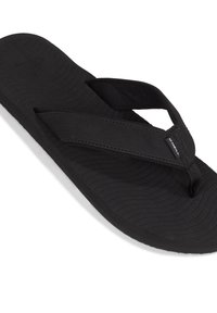 Mustan väriset flip-flopit, joissa on tekstuuri kumipohja, pehmeä kangasremmi ja voimakas aaltokuosi pohjassa. Yksinkertainen muotoilu, kevyt.
