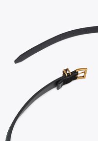 Czarny skórzany pasek z metalową klamrą w złotym odcieniu. Gładka tekstura, smukły kształt i kilka otworów do regulacji. Elegancki, minimalistyczny design.