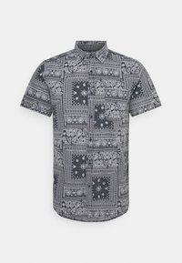 Camisa de manga corta en azul oscuro con un detallado patrón de paisley y geométrico en blanco. Presenta un cuello abotonado y un dobladillo recto.