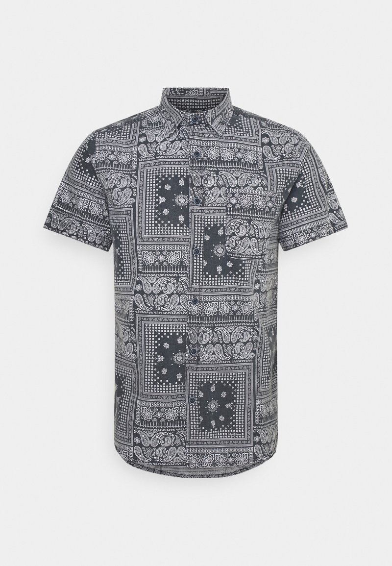 Camisa de manga corta en azul oscuro con un detallado patrón de paisley y geométrico en blanco. Presenta un cuello abotonado y un dobladillo recto.