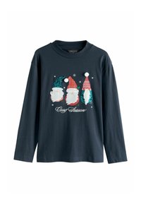 Langarm, dunkelblaues Baumwoll-T-Shirt mit drei Gnomen in Hüten in Grün, rotkariert und Pink, mit weißen Bärten und dem Text "Gemütliche Jahreszeit".