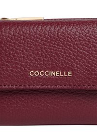 Portafoglio in pelle texture bordeaux con chiusura dorata e logo metallici COCCINELLE sul pattino anteriore.