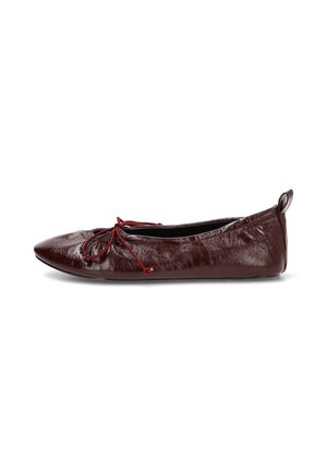 Zapato plano de mujer en rojo oscuro brillante con puntera redondeada, detalle de lazo en la parte superior y tira en el talón, mostrado en perfil lateral sobre fondo blanco.