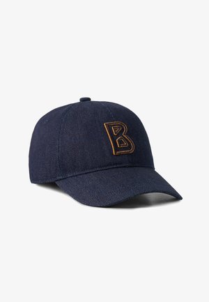 Mørkeblå denim baseballcap med buet skygge og et orange broderet bogstav B på frontpanelet, vist på en hvid baggrund.
