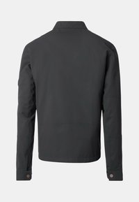 Chaqueta de hombre en gris oscuro, de tejido ligero, con diseño de cuello, cierre con cremallera, mangas largas con detalles de botón, textura suave.