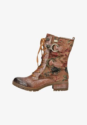 Bottecheville à motif floral marron avec une surface texturée, un laçage à l'avant, deux accents circulaires métalliques, et un petit talon carré.