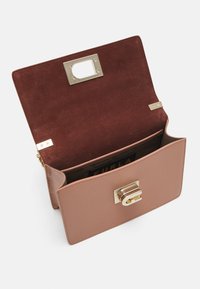 Borsa in pelle rosa con accessori in oro, superficie текстurizzata e chiusura magnetica. L'interno presenta una fodera in suede marrone con logo.