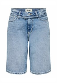 Short en denim bleu clair longueur genou avec une fine ceinture assortie, fermeture par bouton, poches avant et étiquette à la taille indiquant "ONLY".