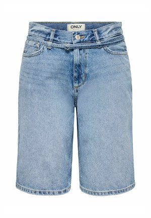 Short en denim bleu clair longueur genou avec une fine ceinture assortie, fermeture par bouton, poches avant et étiquette à la taille indiquant "ONLY".