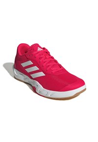 Roze sportieve schoen met een bovenkant van mesh, een wit driekleurig ontwerp, een gevoerd kraagje, en een rubberen zool met een gebogen vorm voor ondersteuning.