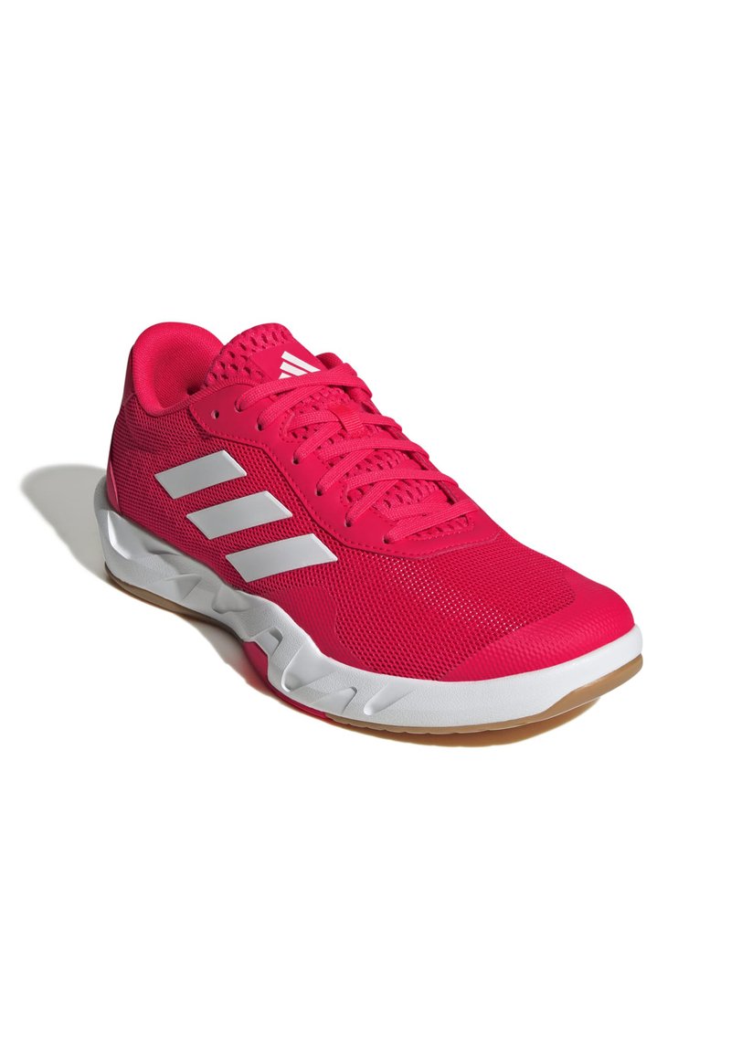 Baskets de sport roses avec une tige en mesh, un design à trois bandes blanches, un col rembourré, et une semelle en caoutchouc de forme courbée pour un meilleur soutien.