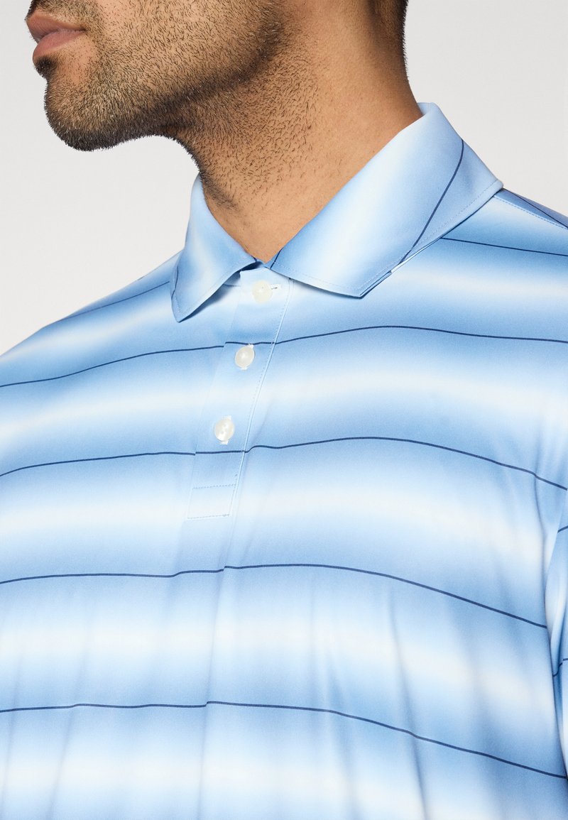 Hellblaues Polohemd mit horizontalen Streifen. Es hat einen Kragen und drei Knöpfe und besteht aus einem glatten, leichten Stoff.