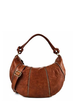 Braune Lederhandtasche in Halbmondform mit dekorativen Nieten, geknotetem Griff und verstellbarem Riemen mit Schnalle auf weißem Hintergrund.