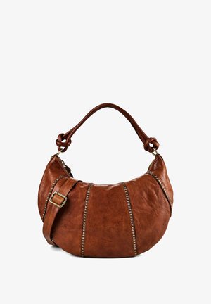 Borsa a mezzaluna in pelle marrone con borchie decorative, manico annodato e tracolla regolabile con fibbia su sfondo bianco.