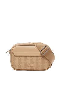 Μπεζ τσάντα crossbody με ανάγλυφο γεωμετρικό μοτίβο, λεία δερμάτινα στοιχεία, ρυθμιζόμενο λουράκι και ασημένιο εξάρτημα με το λογότυπο της μάρκας.
