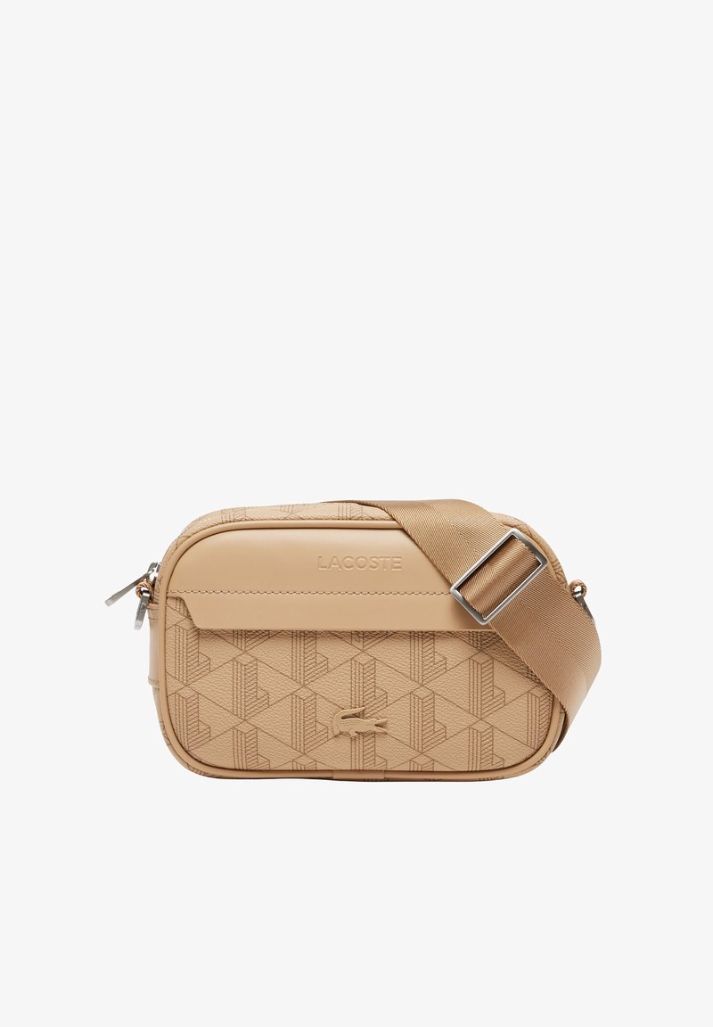 Μπεζ τσάντα crossbody με ανάγλυφο γεωμετρικό μοτίβο, λεία δερμάτινα στοιχεία, ρυθμιζόμενο λουράκι και ασημένιο εξάρτημα με το λογότυπο της μάρκας.