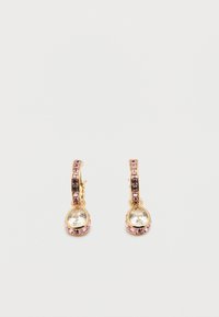 Χρυσά σκουλαρίκια κρίκοι με ροζ τετράγωνα πολύτιμους λίθους και κρεμαστά διαφανή κρύσταλλα σε σχήμα σταγόνας σε λευκό φόντο.