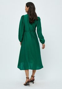 Desires ASTRA LONG SLEEVE MIDCALF - Denné šaty - simply green