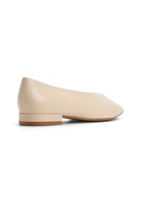 Beige nahkateksit varvassandaalit pyöreällä kärjellä, minimalistisella muotoilulla ja matalalla, neliönmuotoisella korolla. Silkkinen pinta ilman näkyviä koristeita.
