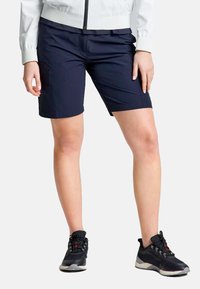 Marineblaue Shorts mit taillierter Passform, aus leichtem Material gefertigt. Mit flacher Vorderseite, seitlichen Taschen und glatter Textur.