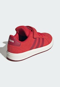 adidas Sportswear GRAND CORUT - Obuća za bebe - collegiate red collegiate burgundy  off white