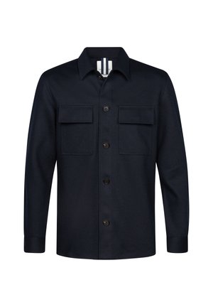 Camicia blu navy con bottoni, realizzata in un tessuto texturizzato, con due tasche sul petto e un colletto classico. I bottoni sono di un marrone scuro, creando un contrasto.